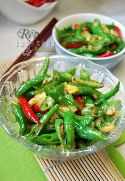 陕西关中人顿顿不离嘴的美味——【秦椒炒鸡蛋】
原料：新鲜秦椒3两、鸡蛋 大蒜两瓣 盐、味精
1、秦椒洗净切马蹄形，鸡蛋打散，大蒜切成小粒。
2、锅内热油，下鸡蛋液滑炒，用锅铲铲碎后盛出。
3、再少倒些油入锅中，…