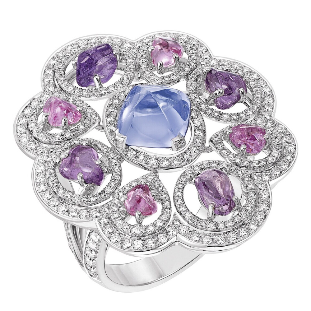 【每日更新】立于風中的Elsa【香奈儿Chanel Les Talismans De Chanel Charismatique 戒指】主石为一颗2克拉的糖面包山切割坦桑石，周围分别镶嵌4颗异形切割紫色蓝宝石（总重1.9克拉）、4颗粉色蓝宝石，戒托镶嵌314颗明亮式切割钻石，总重1.1克拉。Chanel 在今年的「Les Talismans de Chanel」高级珠宝系列中发布了这枚作品，以「四叶草」（Quatrefoil）图案为原型，戒面中央为一颗2ct的糖面包山切割坦桑石，周围对称地镶有8颗彩色蓝宝石。这8颗副石分别呈紫色和粉色，柔和的色调与主石互相映衬，切割师仅对宝石边缘的棱角进行细微的打磨，依然保留了天然生长而成的晶体形态。所有的宝石均通过「四爪镶嵌」固定于戒面中央，独特的悬空设计能够完整呈现宝石的形态与光泽。由于每颗宝石的外形各不相同，设计师为每一颗宝石制作了一枚独立的镶钻外框，让这件作品拥有更统一的视觉效果。