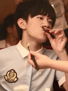 tfboys易烊千玺千千烊烊动态gif