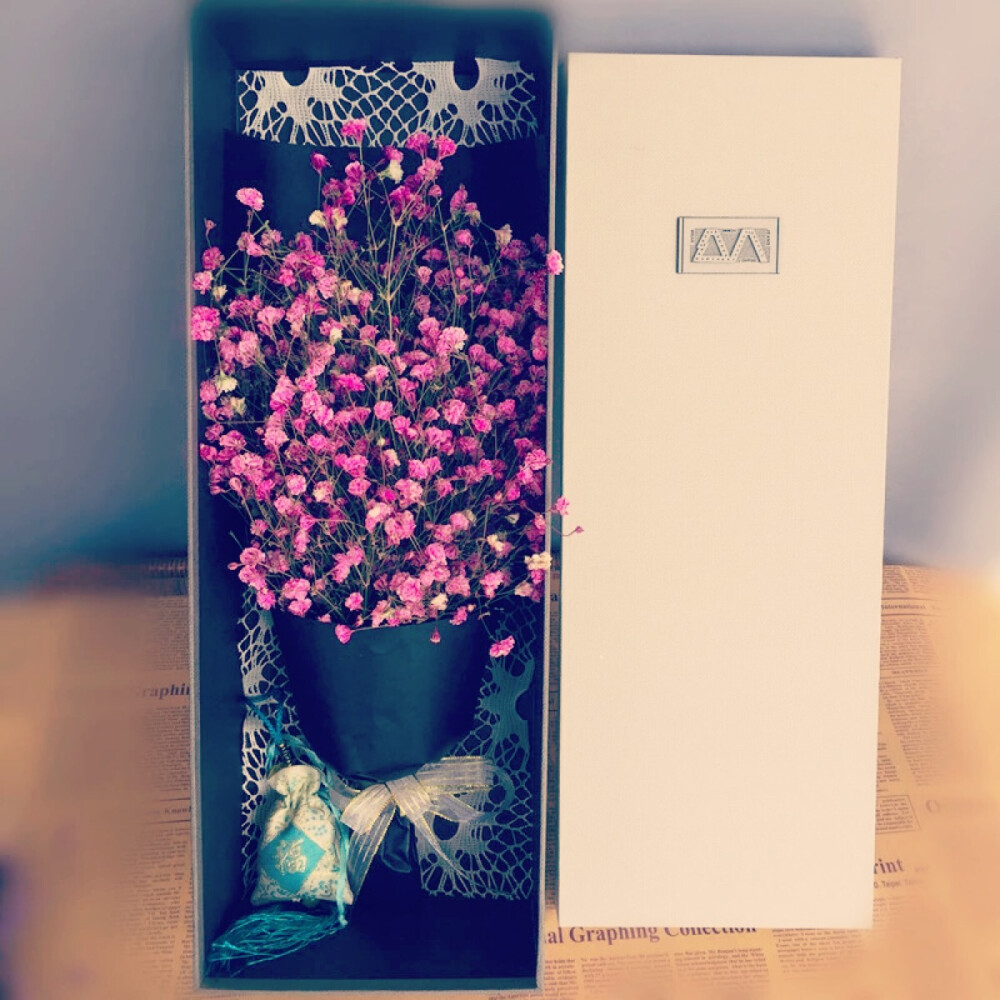 天然四色满天星干花花束礼盒
【尺寸】长45cm 宽16cm
满天星/勿忘我干花精致礼盒 ✨ 5月20日 是美丽的表白日 520就是我爱你 我爱你已经超越我喜欢你 在特别的日子送到 可写纸片文字✨ 为我爱的你送上最美丽的意外。 感谢我能遇到你。小店有售V2224306376