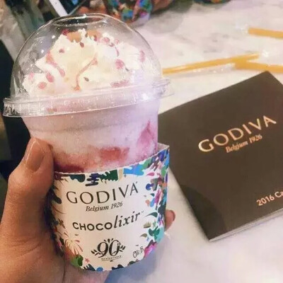 Godiva90周年纪念推出的蔓越莓玫瑰巧克力奶油杯