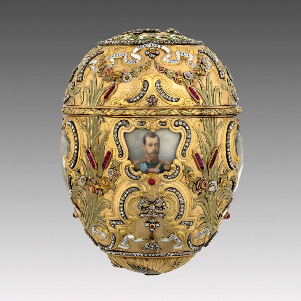 Peter the Great 复活节彩蛋，by Fabergé，1903年
采用黄金、铂金、银镀金制作，镶嵌钻石、红宝石、绘有珐琅，猛犸象牙表面绘有水彩。蛋壳四周可以看到彼得大帝及尼古拉二世的肖像，蛋壳内部则隐藏有彼得大帝骑马塑像的微雕。