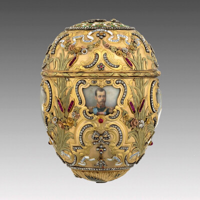 Peter the Great 复活节彩蛋，by Fabergé，1903年
采用黄金、铂金、银镀金制作，镶嵌钻石、红宝石、绘有珐琅，猛犸象牙表面绘有水彩。蛋壳四周可以看到彼得大帝及尼古拉二世的肖像，蛋壳内部则隐藏有彼得大帝骑马塑…