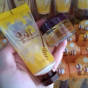  【Papa recipe春雨撕拉面膜+布丁面霜】满满蜂蜜,浓浓蜜香,解开水嫩嫩蜜光肌肤的秘密,第一步使用春雨撕拉面膜,经过15到20分后撕掉面膜,第二部使用布丁面霜进行补水保湿,滋润,春雨撕拉面膜去除脸上残余彩妆,黑头,粉刺,深层清洁,调理肤色,布丁面霜进一步补水滋润保湿！一组完美搭档价格也好亲民  Papa超棒！