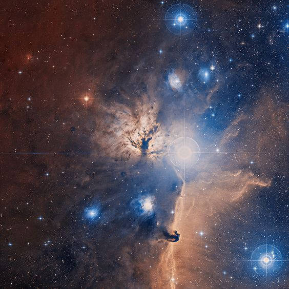 #天文酷图# 火焰星云，给定的名称是NGC 2024和Sh2-277，是在猎户座的一个发射星云，距离大约在900-1,500光年。 明亮的猎户座ζ，猎户腰带最东边的恒星，以高能的紫外线照射进火焰星云，并且将驻留在巨大云气内的氢原子电子敲离原子，电子和离子化的氢再复合的结果产生了成长的光。