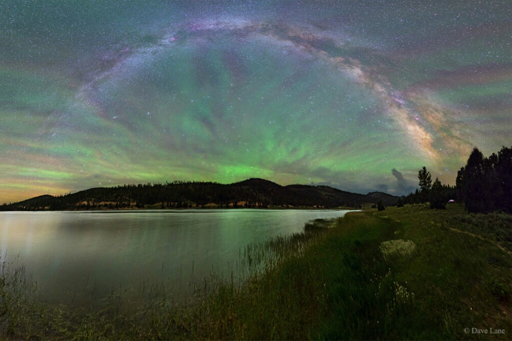 湖面上的银河，银河下方有着绿色的气辉，看起来像把扇子。由Judy Schmidt拍摄于美国犹他州布莱斯峡谷。