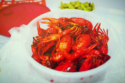 松哥家的龙虾都可以外卖了再也不用跑到白石洲咯 哈哈哈哈下单后半小时左右就送过来了速度真心快 但是好久没吃到那么辣的龙虾了 第一口辣油吸进去简直封喉的赶脚 毛豆多了好多好多小蒜蓉我讨厌蒜蓉啊啊啊啊啊以前不是…