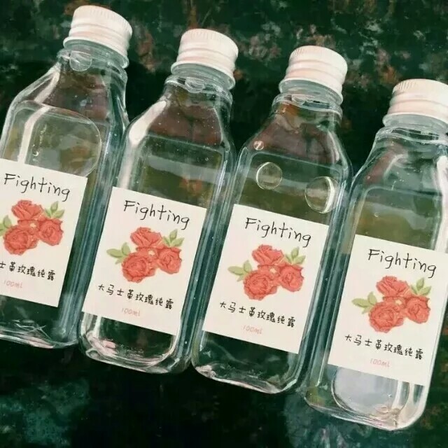 玫瑰纯露♡可食用
一杯矿泉水（约300ml）加入纯露3～5ml一天三次可达到香体 祛色斑 疏肝理气活血化瘀的功效
可以用于护肤 洁面后当爽肤水用
可以配合压缩纸膜敷脸停留在脸上10～15分钟（强烈推荐这种用法，效果显著！）