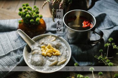 香蕉黑芝麻糊+枸杞茶