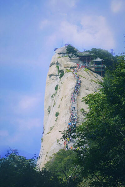 翻相册看到去年爬华山的照片，真是一座高高的山啊，可能现在没有冲动去挑战这些高山了٩(๑´0`๑)۶