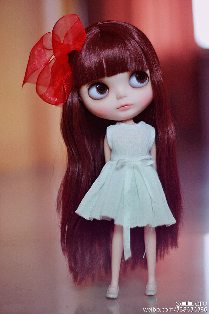 diy了一个隐形支架。现在价格是4.9包邮，关键字是abpq 懒人手机支架，4.9元轻巧版就够用。很简单，我是随便截了30cm（长度不包括塑料头。铁丝拿小锯子锯的，好像还可以短一点）。然后在20cm处弯曲的。最后拿个小点的长尾夹，取下一边卡在塑料头这里就ok了。用的时候卡在小布挂弹簧的孔里，调好角度...展开全文c