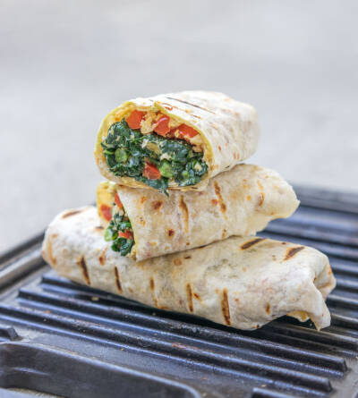 GRILLED KALE WRAPS WITH CHUNKY HOMEMADE HUMMUS 烤羽衣甘蓝自制豆沙卷 素食主义