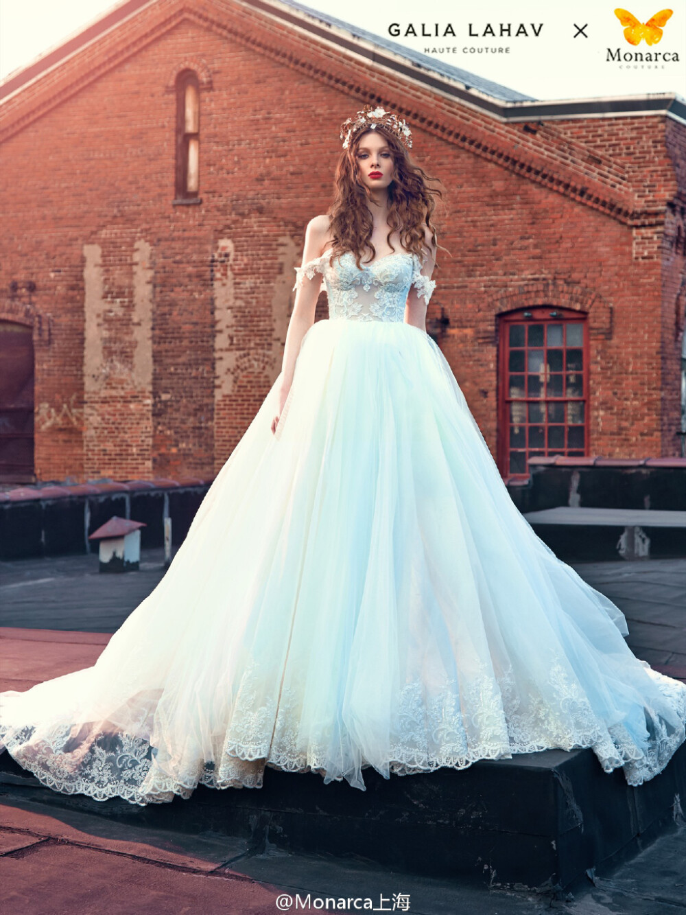 可喜可贺！ #Galia Lahav# 出了一款雪白色的Cinderella！各位小公主们被撩到了嘛？！到底选是湖蓝色的还是白色的？到底是做白雪公主呢 还是灰姑娘？小Mo好烦恼，各位小公主们你们觉得呐？