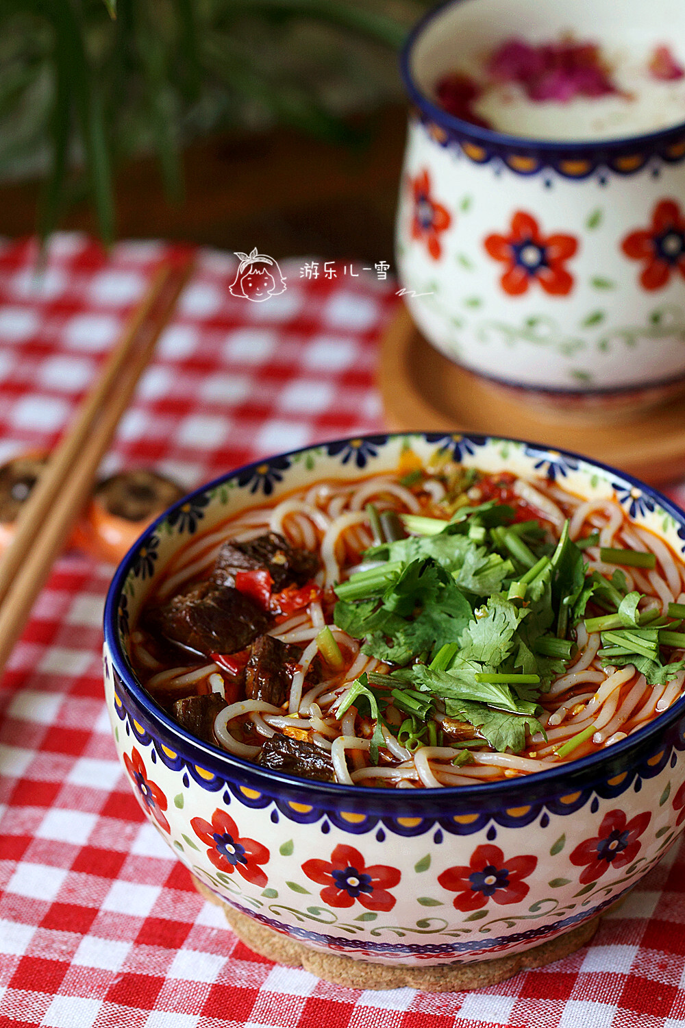 周一早餐：红烧牛肉粉+拍黄瓜+玫瑰山药羹。晚起的时候最需要快手美味，翻出方便牛肉粉，看看说明只需要两步，8分钟就好，那就吃看看，牛肉汤浇进去还有几块牛肉，香喷喷。喜欢自己调节的辣味，配上清爽的拍黄瓜，舒服不要不要哒！好久不吃山药了，继续香浓喝起来。