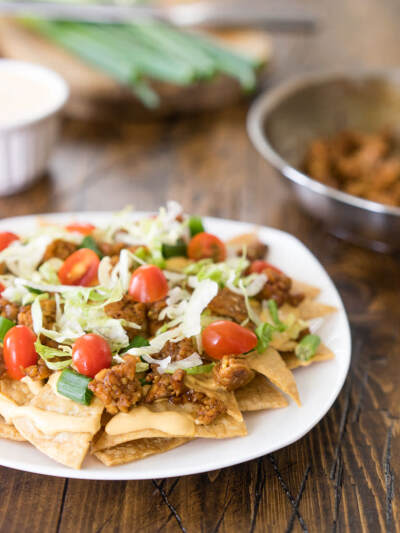 LOADED NACHOS WITH CASHEW CHEESE AND MAPLE-CHILI TEMPEH 腰果奶酪和maple-chili豆豉配玉米片 素食主义