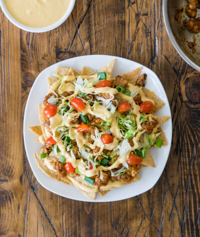 LOADED NACHOS WITH CASHEW CHEESE AND MAPLE-CHILI TEMPEH 腰果奶酪和maple-chili豆豉配玉米片 素食主义