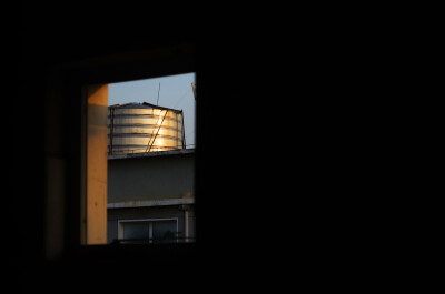 傍晚，从我的窗户看出去的视角总是这样的风景，不美丽，甚至平庸的有些可恶，但是这是黑暗中唯一的彩色