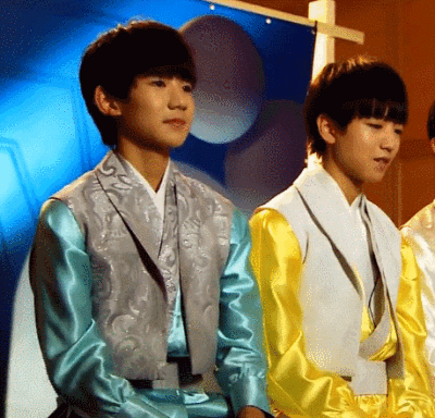 哥哥：最忧愁的事是睡觉候被人拿手机拍照。谁啊？你说谁转头看谁就是谁咯，谁笑的最开心就是谁咯
TFBOYS 王俊凯 小凯 凯凯 凯爷 凯猫 王源 源源 大源 凯源 动态 gif