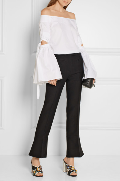 Fendi
这款黑色九分裤采用极富光泽的羊毛真丝混纺面料制成，压痕细节颇具时髦利落之感。裤脚处的喇叭设计俏皮趣致，完美把握本季流行动脉。建议搭配高跟鞋穿着。