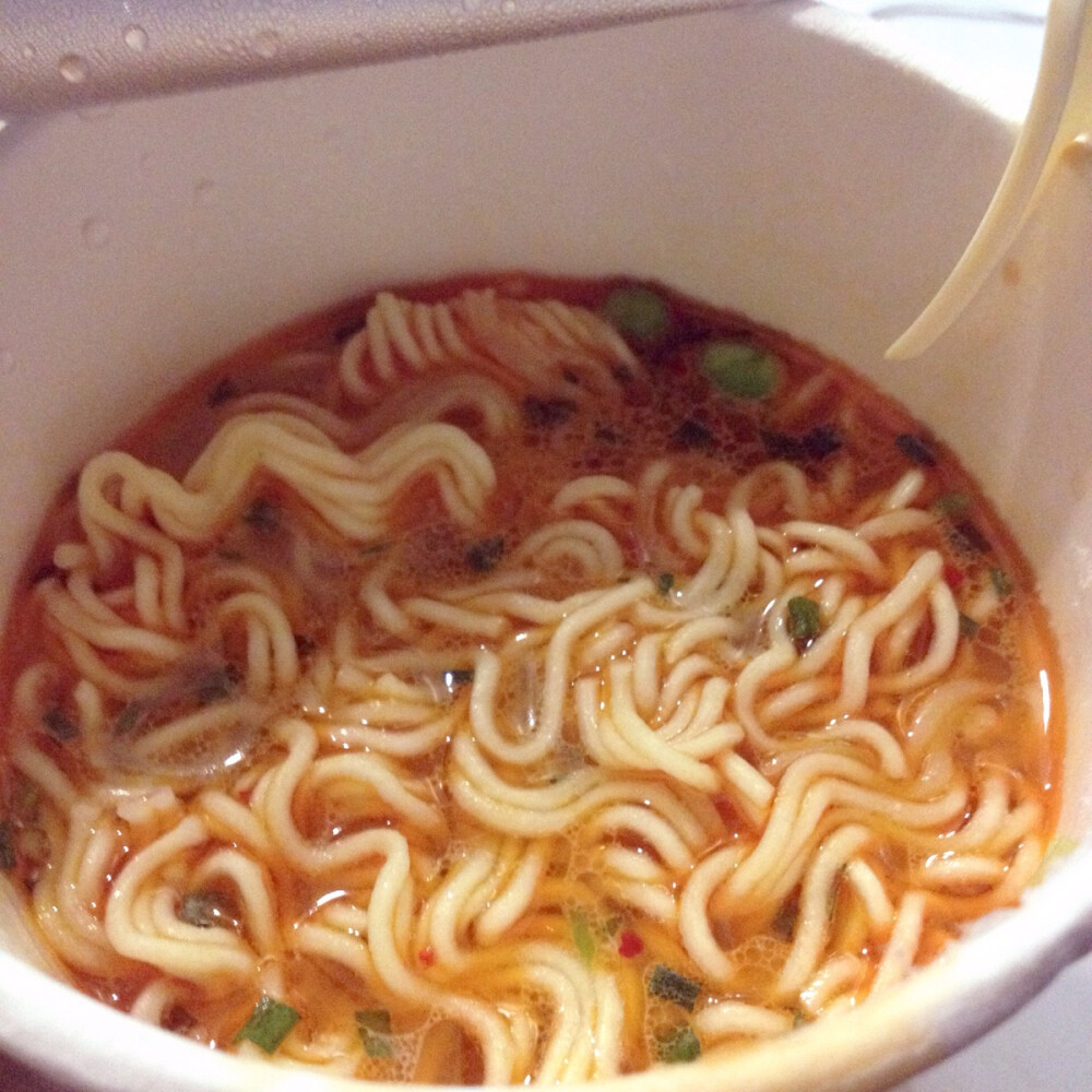 阴天来桶泡面