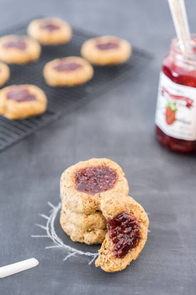 PEANUT BUTTER & JELLY THUMBPRINT COOKIES 花生酱果冻曲奇饼干 素食主义