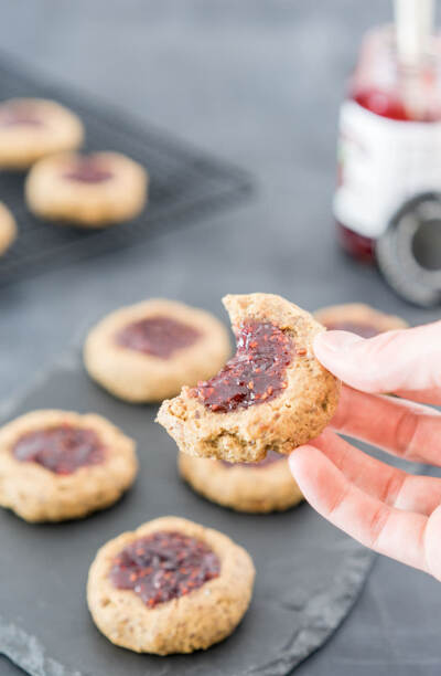 PEANUT BUTTER & JELLY THUMBPRINT COOKIES 花生酱果冻曲奇饼干 素食主义