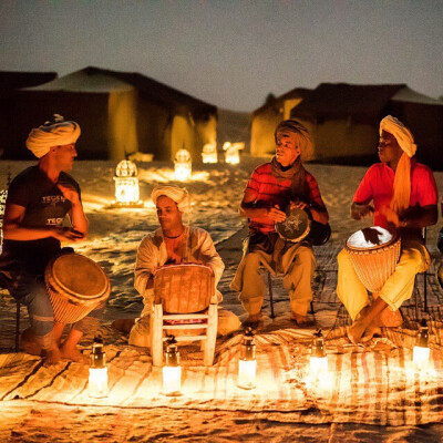 【ins】Ins：natgeo，Photo by @irablockphoto (Ira Block) Moroccan musicians serenade the night in the Saharan desert near the town of Merz 