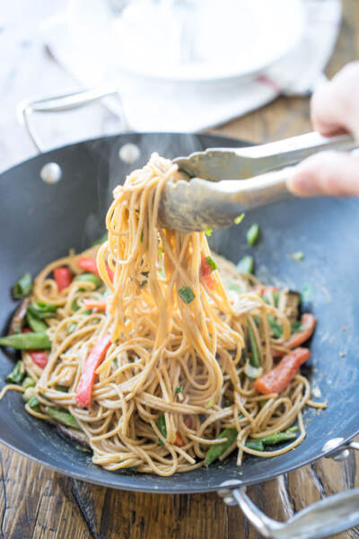 THE EASIEST 12-MINUTE PEANUT NOODLES 12分钟蔬菜花生酱面条 素食主义