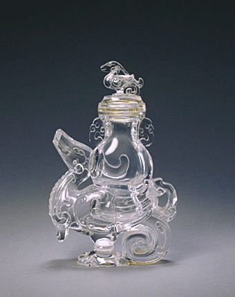 水晶天鸡尊
水晶天鸡尊，清，通高14.2cm，口径2.3－3.6cm。
尊以无色透明水晶圆雕而成。天鸡翘首直立，双翅贴体，长尾卷曲支地，背负螭耳尊，尊的盖纽亦为一直立小天鸡。 天鸡尊在隋代已出现，1956年湖北省武汉市2…