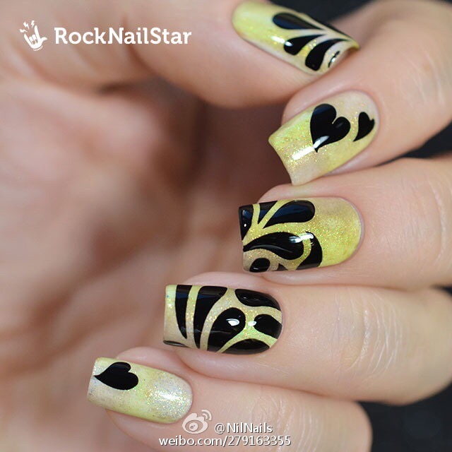 #RockNailStar# 我再说一次Try me的赠送规则，Try Me不要钱的，你正常用券减满后订单是317，我减去18元的try
me才是299，你直接减券后299然后订单里还有try me这样就变成把try me这个不要钱的东西凑单去减券了不是么？所以各级别减券送try me后订单拍下金额分别是：317，367，717，谢谢！店庆这样的大好机会又折扣又拿礼物…