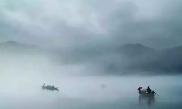 
《定风波·三月七日》
（三月七日，沙湖道中遇雨。雨具先去，同行皆狼狈，余独不觉，已而遂晴，故作此词。）
北宋·苏轼
莫听穿林打叶声，何妨吟啸且徐行。
竹杖芒鞋轻胜马，谁怕？一蓑烟雨任平生。
斜峭春风吹酒醒，微冷，山头斜照却相迎。
回首向来萧瑟处，归去，也无风雨也无晴。