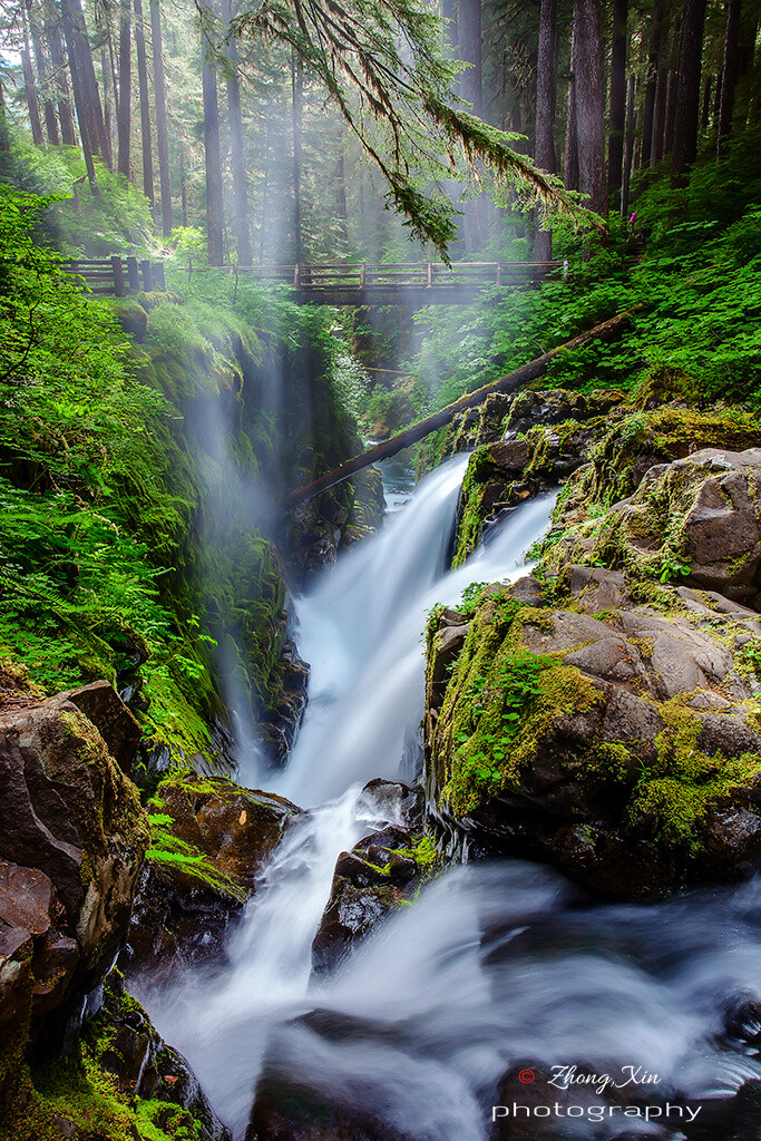 薄雾中的Sol Duc Falls，华盛顿州