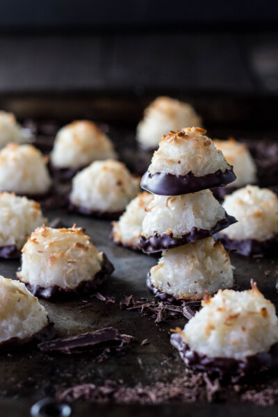 Chocolate-Dipped Coconut Macaroons 巧克力椰子杏仁饼 素食主义