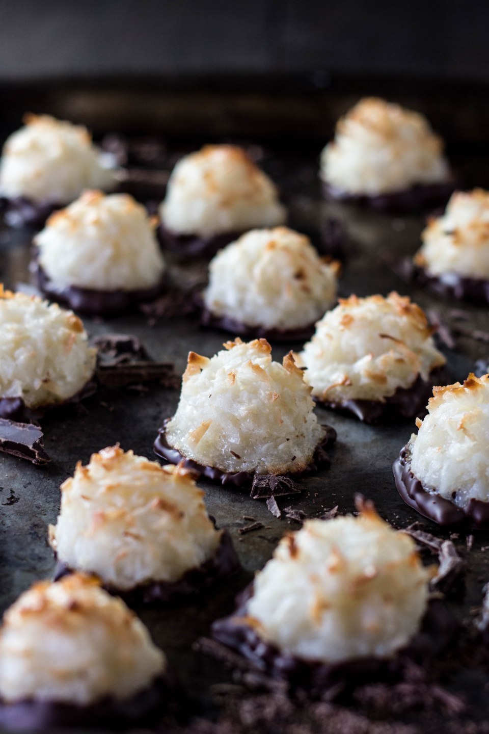 Chocolate-Dipped Coconut Macaroons 巧克力椰子杏仁饼 素食主义