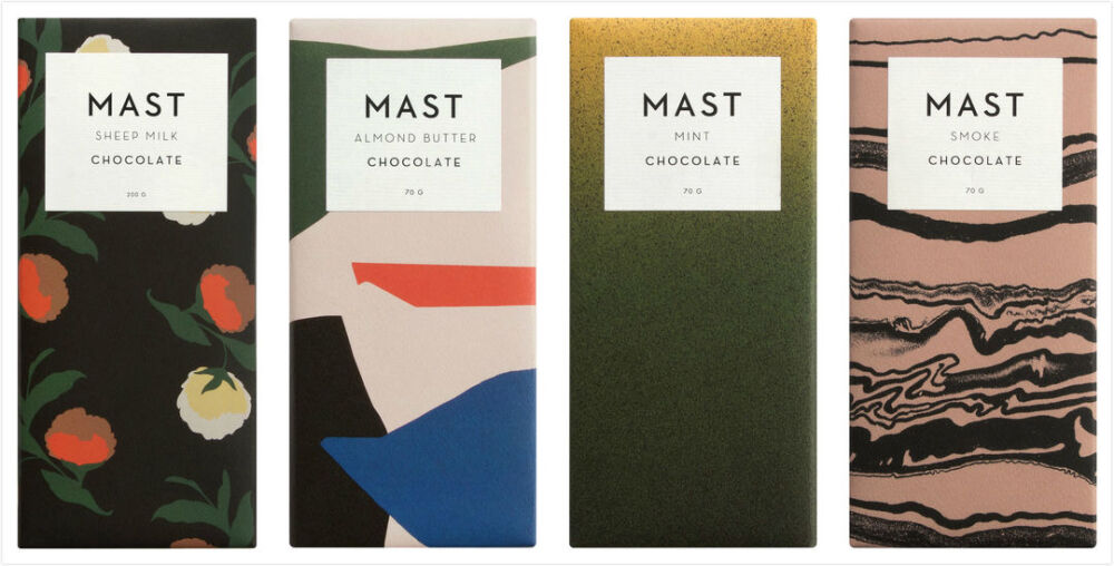 在今年的纽约设计周上，来自布鲁克林的 Calico 壁纸公司为 Mast Brothers 的海盐系列创造了新的包装设计，如同大理石一般质感的包装，灵感也是源自晒干海水以获得盐分的这一提取过程