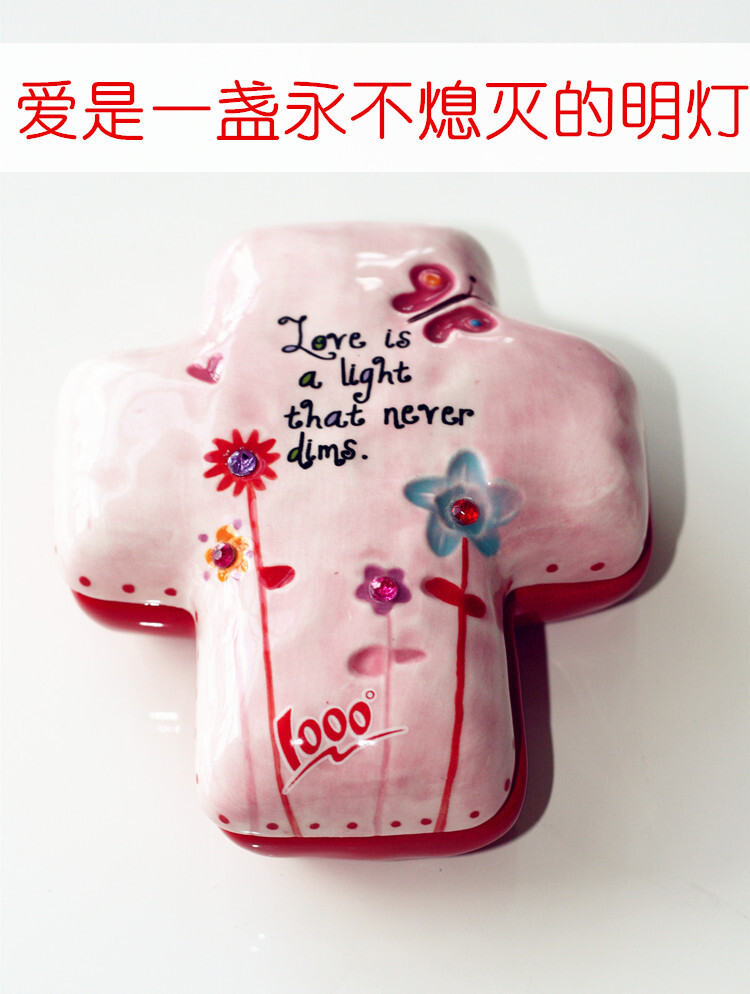 【爱是一盏永不熄灭的明灯， love is a light that never dims】
台湾仟度正品 彩绘陶瓷十字首饰盒，打开里面还有一颗小红心呢，特别温暖。