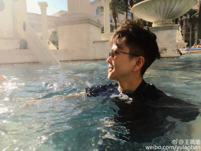 水里依然很帅的瑜老板。来自瑜老板微博