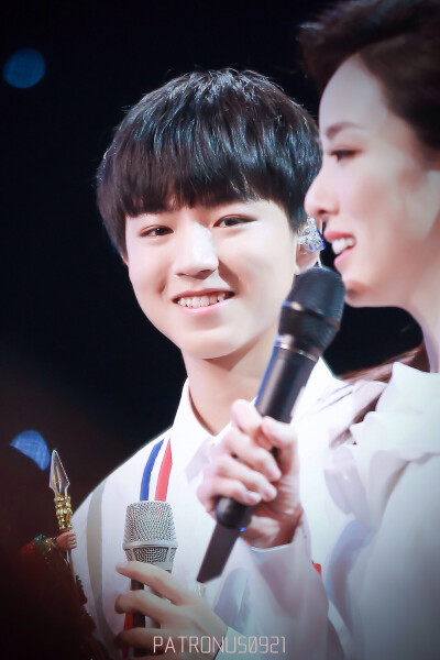 #TFBOYS王俊凯# #王俊凯# 【160429 筑梦青春 超高清9p】#祖国花朵王俊凯# 我愿意做在舞台上闪闪发光的你 永远的头号粉丝！图cr:@-PATRONUS0921-