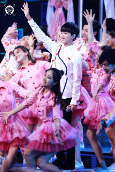 #王俊凯# #从开始到未来，只为王俊凯# #TFBOYS# 【160429 筑梦青春 高清9P】图cr:@AllKill0921