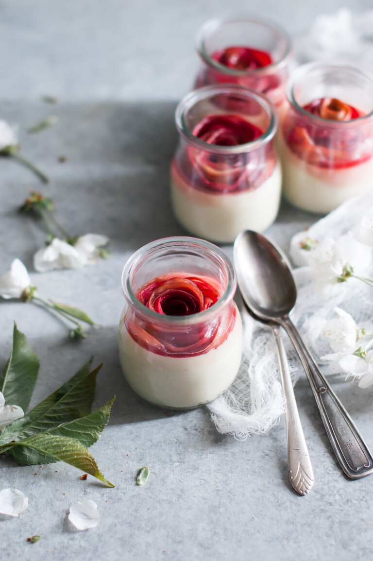 White Chocolate Vanilla Panna Cotta with Rhubarb (vegan) 白巧克力香草布丁配大黃（素食）