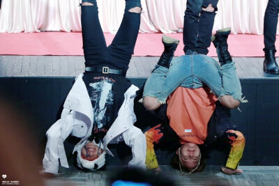 #金泰亨##金泰亨花郎# 【@VISUAL_SHOCK +CRESCENDO + @TaehyungsMoment +
VELICITAS】160513 新村签售会更新7P