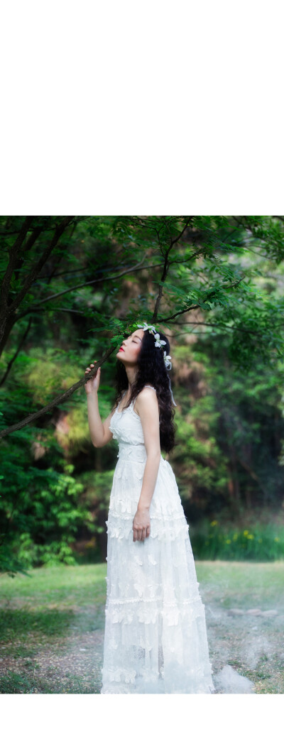 复古文艺立体蝴蝶蕾丝刺绣钉珠吊带女神连衣裙仙女气质超大摆长裙