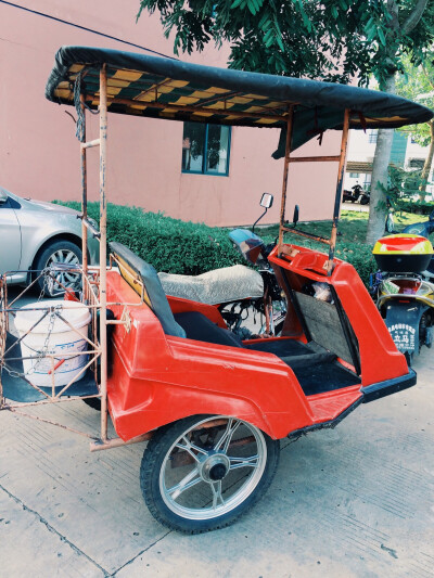 #上课时间倒计时18#海南特色风采车，就像老家的小蹦蹦。一样的红、一样的神出鬼没