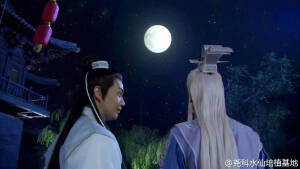 #尧科水仙##楚紫# 
月上柳梢星满楼，
人约黄昏后。
不顾月华清如练，
情愿醉温柔。
文案@丝诺吃  图@天地正气大椒盐