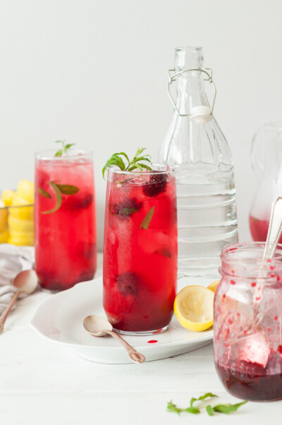 Lemon Verbena Lemonade with Smashed Blackberry Ice 柠檬马鞭草黑莓冰柠檬水