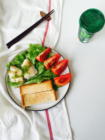 再忙也要好好吃饭，生活越忙，越要慢慢地过。早餐：清蒸龙利鱼，烤吐司