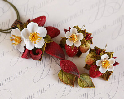 自然首饰Strawberry necklace. Strawberry blossom by JewelleryForWorld