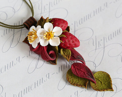 Strawberry necklace. Strawberry blossom by JewelleryForWorld自然首饰