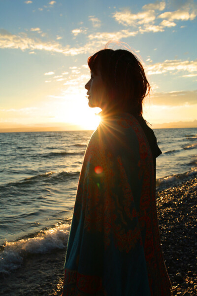 美丽的女子令人喜欢，坚强的女子令人敬重，当一个女子既美丽又坚强时，她将无往不胜。