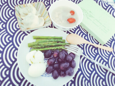 5月19日#早安早餐#芦笋+蛋白+黑提+饺子+谷物粥，掉了一斤觉得要被喵主打了，给自己加量，为你增肥